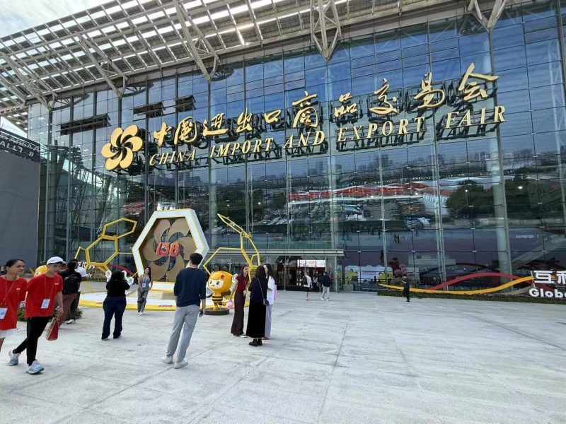 A Story of Trust and Trends: 13,000 Piece Shawl Order Sealed at the 138th Canton Fair