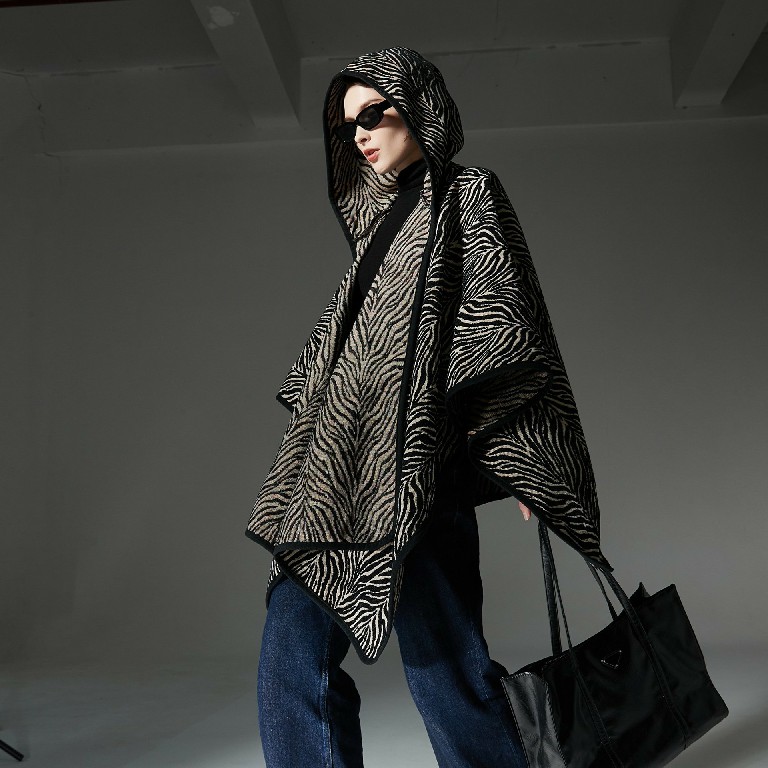 Bufanda tipo poncho con capucha y estampado de cebra de lujo para mujer. Bufanda tipo poncho con capucha y estampado de cebra de lujo para mujer.